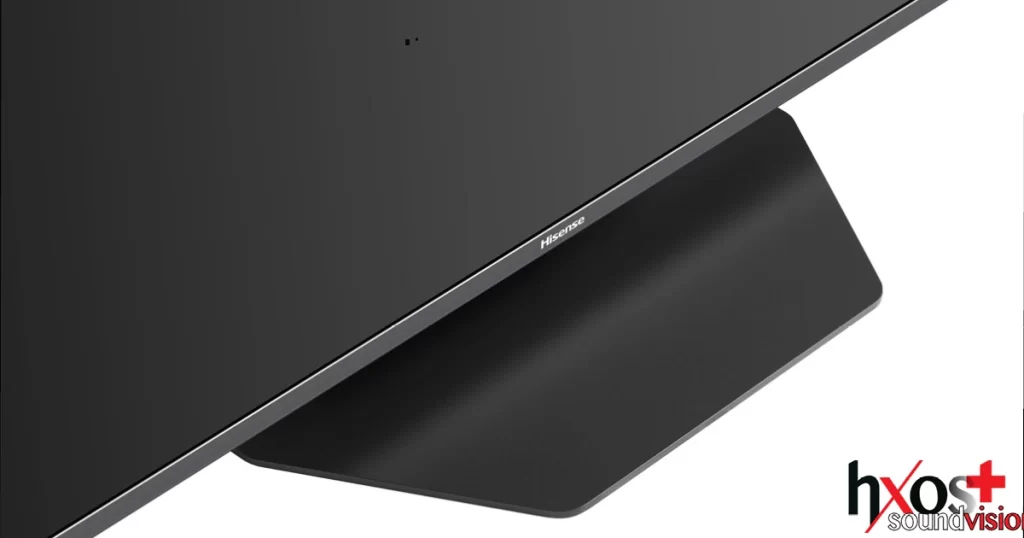 ηλεόραση Hisense 65U8Q2025 Mini LED 65 ιντσών, τοποθετημένη σε επιτραπέζια βάση, με εμφάνιση οπίσθιων θυρών (USB-C, HDMI 2.1, USB 3.0) και τηλεχειριστήριο με ηλιακή φόρτιση.