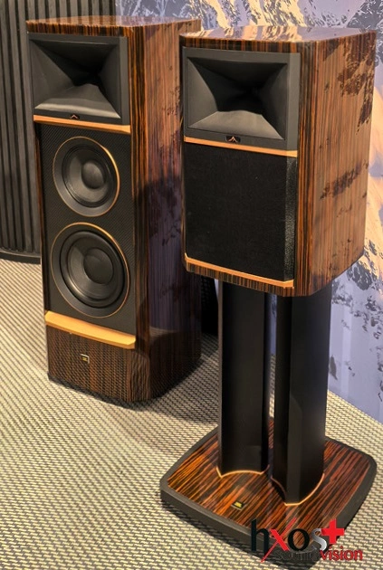 Η JBL αφήνει προσωρινά στο πλάι τις ρετρό σειρές της και φέρνει στην αγορά δύο νέα ηχεία από την σειρά Summit, πρόκειται για το ηχείο βάσης Summit Ama και το ηχείο δαπέδου Summit Pumori