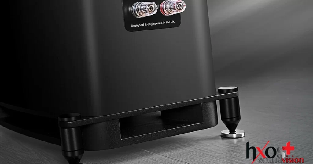 Το αναβαθμισμένο bass reflex σύστημα Slot Loaded Profiled Port διαχέει τις χαμηλές συχνότητες σε τρεις κατευθύνσεις, προσφέροντας πιο ομοιόμορφη κατανομή μπάσου στο χώρο και μειωμένο θόρυβο ροής.