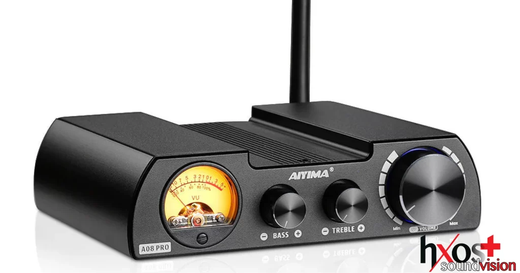 Ενισχυτής AIYIMA Audio A08 Pro με μετρητή VU, Bluetooth και ισχύ 300W ανά κανάλι, τοποθετημένος σε ξύλινο γραφείο με ηχεία Hi-Fi.