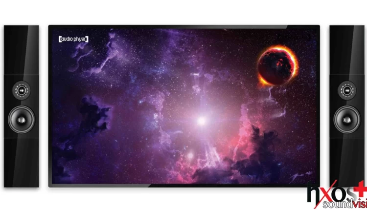 Επιτοίχιο ηχείο Audio Physic Classic On-Wall με γυάλινη γυαλιστερή πρόσοψη και minimal σχεδιασμό, τοποθετημένο δίπλα σε επίπεδη τηλεόραση