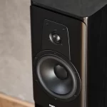 Ηχείο Dynaudio Contour 20 Black Edition σε φινίρισμα γυαλιστερού μαύρου, με tweeter Esotar3 και woofer MSP, τοποθετημένο σε χώρο ακρόασης υψηλής αισθητικής