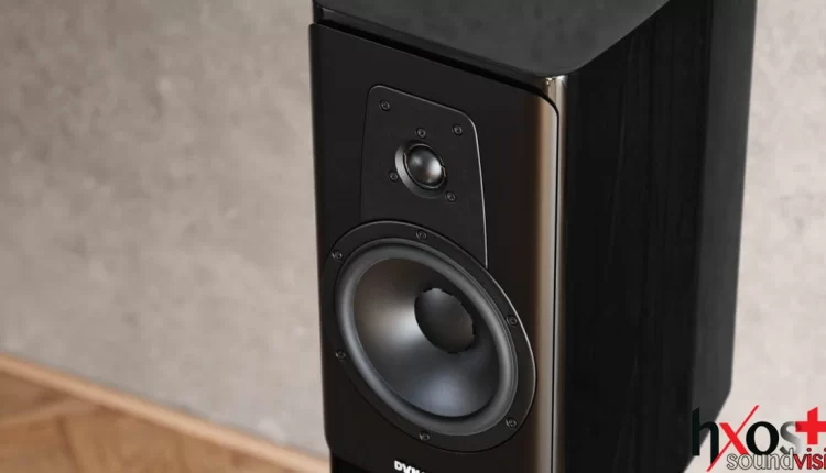 Ηχείο Dynaudio Contour 20 Black Edition σε φινίρισμα γυαλιστερού μαύρου, με tweeter Esotar3 και woofer MSP, τοποθετημένο σε χώρο ακρόασης υψηλής αισθητικής