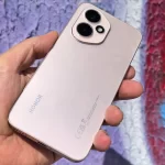 HONOR 400 smartphone με μεταλλικό πλαίσιο και επίπεδη οθόνη σε Desert Gold χρώμα
