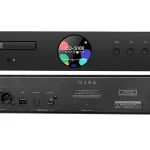 CD Player Shanling CD-S100 V25 σε μαύρο χρώμα, με πλήκτρα πρόσοψης και οθόνη, τοποθετημένος σε high-end σύστημα ήχου.