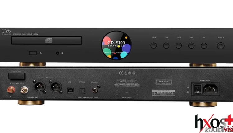 CD Player Shanling CD-S100 V25 σε μαύρο χρώμα, με πλήκτρα πρόσοψης και οθόνη, τοποθετημένος σε high-end σύστημα ήχου.