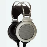 Ηλεκτροστατικά ακουστικά Stax SR-007S με δερμάτινα μαξιλαράκια, vintage σχεδίαση και μεταλλική γέφυρα κεφαλής, τοποθετημένα σε ξύλινη βάση.