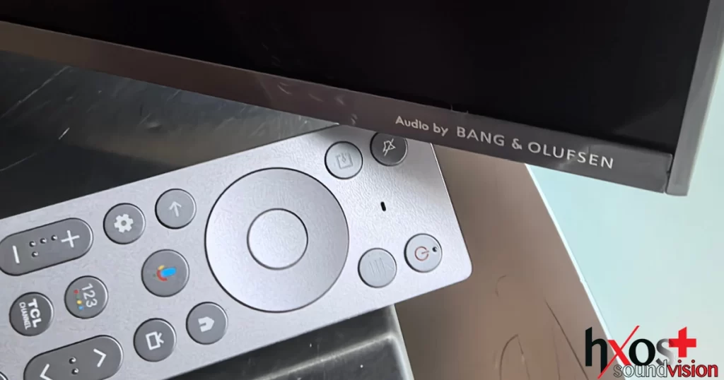 Πίσω όψη της TCL 65C8K με εμφανή subwoofer και θύρες HDMI στο πλάι