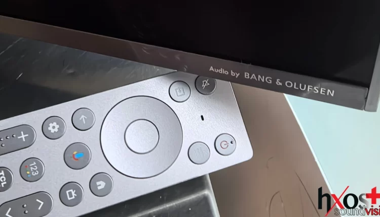 Πίσω όψη της TCL 65C8K με εμφανή subwoofer και θύρες HDMI στο πλάι