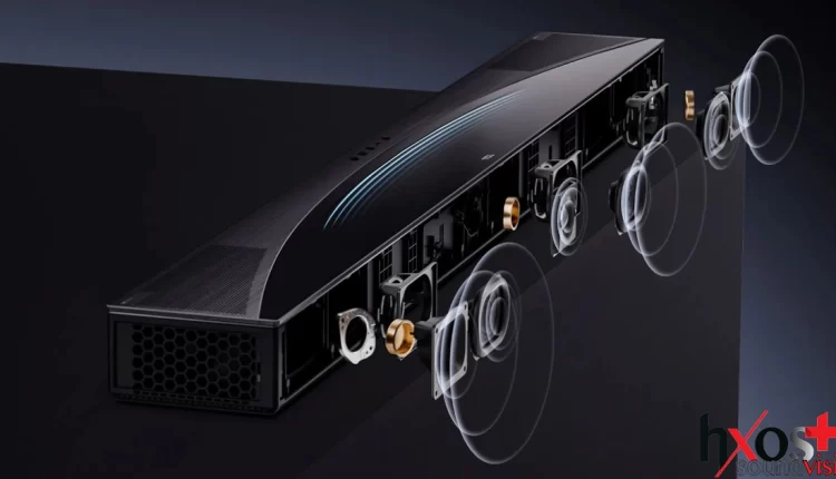 Ηχομπάρα TCL Q85 Pro με subwoofer και ασύρματα πίσω ηχεία, τοποθετημένη σε μοντέρνο σαλόνι, αναδεικνύοντας τον κομψό σχεδιασμό και τις δυνατότητες surround ήχου.