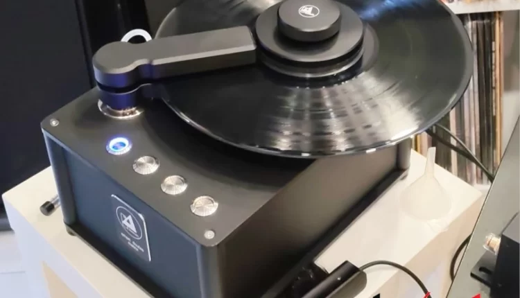 Συσκευή Clearaudio Smart Double Matrix σε λειτουργία, με δίσκο βινυλίου τοποθετημένο