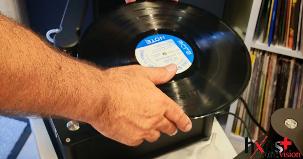 Συσκευή Clearaudio Smart Double Matrix σε λειτουργία, με δίσκο βινυλίου τοποθετημένο