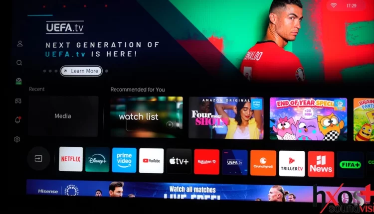 ηλεόραση Hisense 65U8Q2025 Mini LED 65 ιντσών, τοποθετημένη σε επιτραπέζια βάση, με εμφάνιση οπίσθιων θυρών (USB-C, HDMI 2.1, USB 3.0) και τηλεχειριστήριο με ηλιακή φόρτιση.