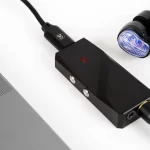 Το Relay συνοδεύεται από καλώδιο USB-C μήκους μόλις 6cm, πανί καθαρισμού από μικροΐνες και κομψή τσάντα Ripstop