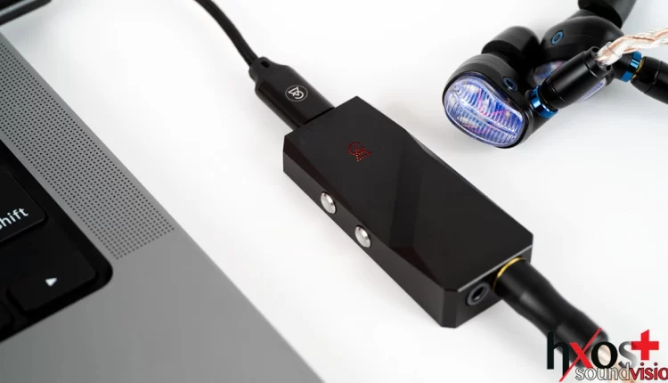 Το Relay συνοδεύεται από καλώδιο USB-C μήκους μόλις 6cm, πανί καθαρισμού από μικροΐνες και κομψή τσάντα Ripstop