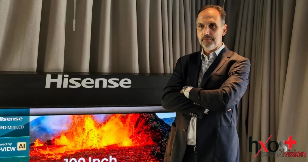 Εικόνα από την παρουσίαση της Hisense Hellas με τον Γιάννη Πρεκεζέ, Country Manager, να παρουσιάζει το στρατηγικό όραμα της εταιρείας για την ελληνική αγορά, με φόντο τη νέα γενιά τηλεοράσεων