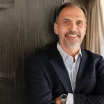 Εικόνα από την παρουσίαση της Hisense Hellas με τον Γιάννη Πρεκεζέ, Country Manager, να παρουσιάζει το στρατηγικό όραμα της εταιρείας για την ελληνική αγορά, με φόντο τη νέα γενιά τηλεοράσεων