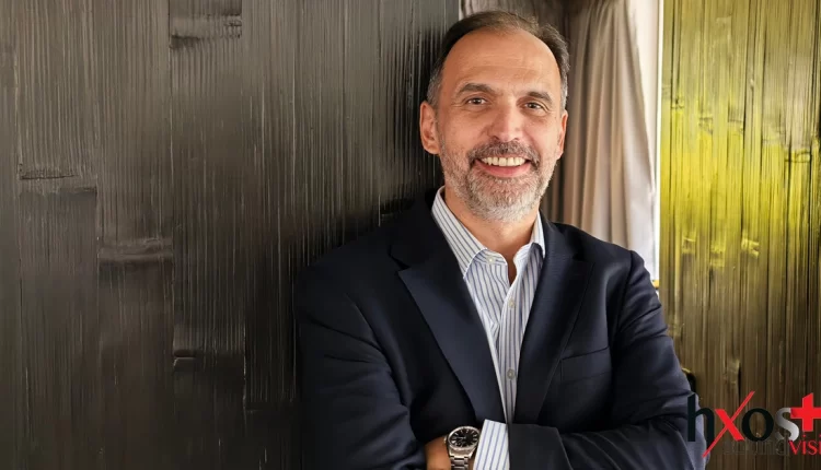 Εικόνα από την παρουσίαση της Hisense Hellas με τον Γιάννη Πρεκεζέ, Country Manager, να παρουσιάζει το στρατηγικό όραμα της εταιρείας για την ελληνική αγορά, με φόντο τη νέα γενιά τηλεοράσεων