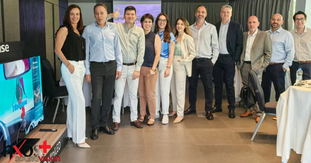 Εικόνα από την παρουσίαση της Hisense Hellas με τον Γιάννη Πρεκεζέ, Country Manager, να παρουσιάζει το στρατηγικό όραμα της εταιρείας για την ελληνική αγορά, με φόντο τη νέα γενιά τηλεοράσεων