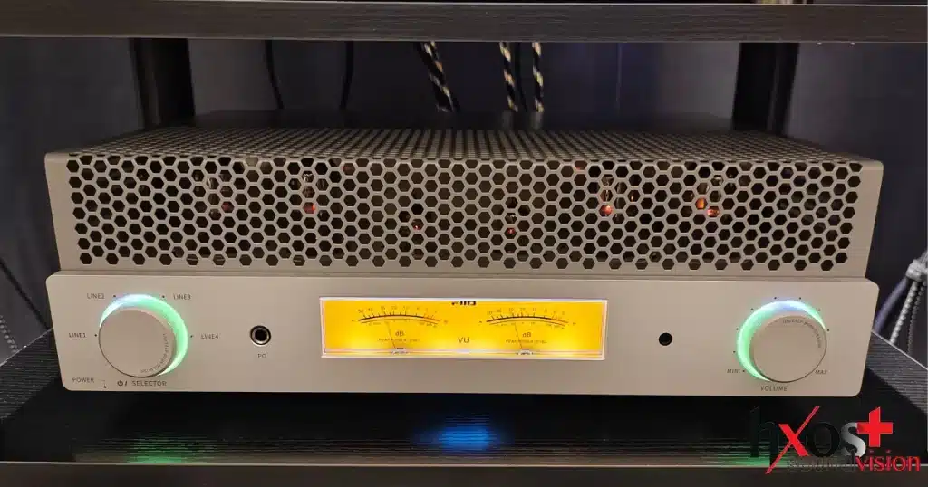 Ο ολοκληρωμένος λαμπάτος ενισχυτής FiiO EA13 με VU meters και προστατευτικό κλουβί λυχνιών, πλάι στα τριών δρόμων παθητικά ηχεία SV13 με tweeter βηρυλλίου, woofer JBL και midrange Scan-Speak.