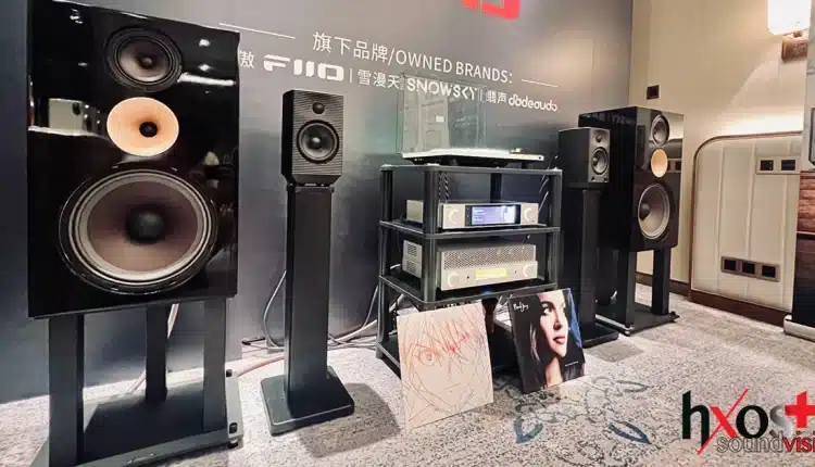 Ο ολοκληρωμένος λαμπάτος ενισχυτής FiiO EA13 με VU meters και προστατευτικό κλουβί λυχνιών, πλάι στα τριών δρόμων παθητικά ηχεία SV13 με tweeter βηρυλλίου, woofer JBL και midrange Scan-Speak.