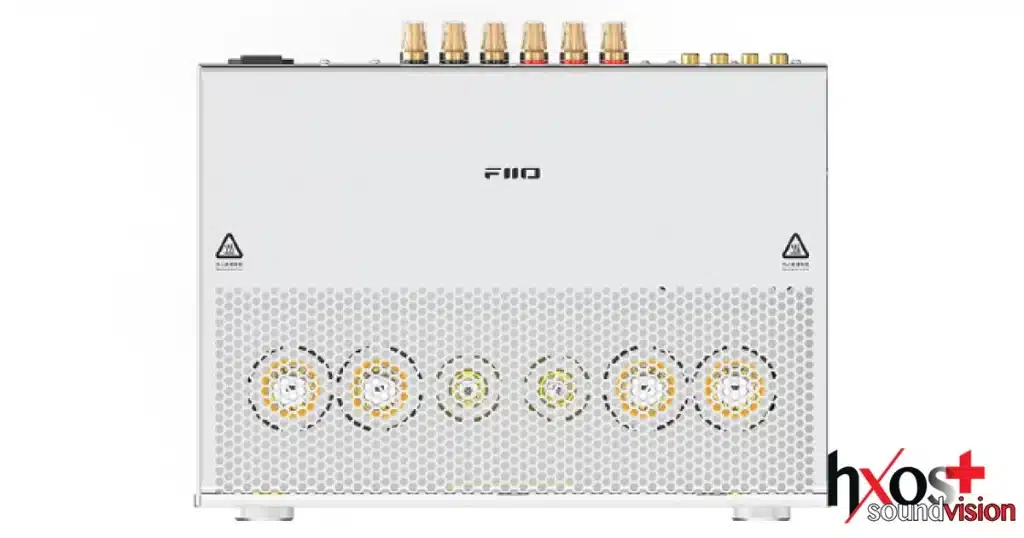 Ο ολοκληρωμένος λαμπάτος ενισχυτής FiiO EA13 με VU meters και προστατευτικό κλουβί λυχνιών, πλάι στα τριών δρόμων παθητικά ηχεία SV13 με tweeter βηρυλλίου, woofer JBL και midrange Scan-Speak.