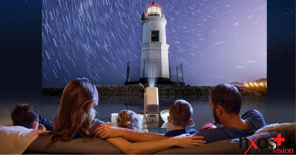 Ο φορητός προβολέας Yaber T1 Pro με βάση 180°, στρογγυλεμένο design, και ατμοσφαιρικό φωτισμό