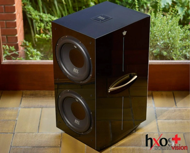 REL 212 Black Label με ενισχυτικά 1000W, με δύο 12 ιντσών μεγάφωνα με CarbonAlloy καθώς και με δύο παθητικούς αντινοβολητές επίσης 12 ιντσών.