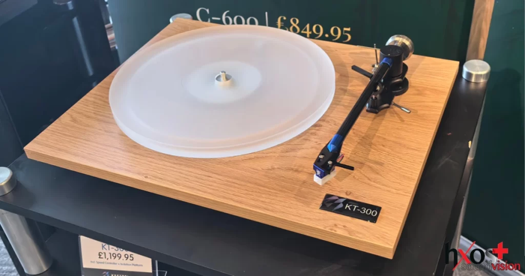 Στην κορυφή της γκάμας της Kestrel Audio βρίσκεται το πικάπ KT-300 που συνδυάζει την παραδοσιακή βρετανική δεξιοτεχνία με εκλεπτυσμένη αναλογική απόδοση.