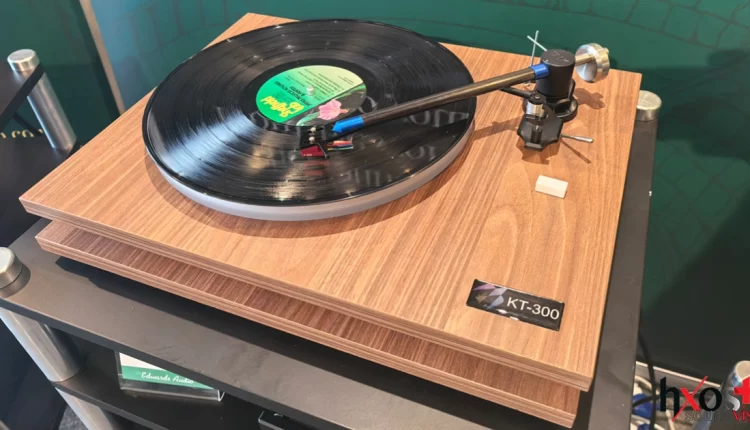 Στην κορυφή της γκάμας της Kestrel Audio βρίσκεται το πικάπ KT-300 που συνδυάζει την παραδοσιακή βρετανική δεξιοτεχνία με εκλεπτυσμένη αναλογική απόδοση.