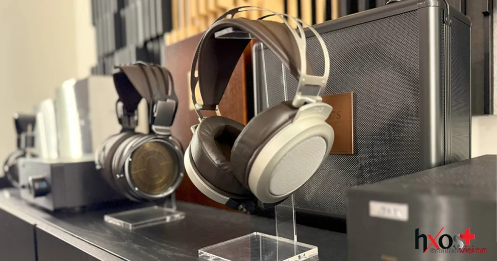 Η Stax ήταν η πρώτη εταιρεία στον κόσμο που το 1960 παρουσίασε εμπορικά ηλεκτροστατικά ακουστικά.