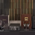 Η Stax ήταν η πρώτη εταιρεία στον κόσμο που το 1960 παρουσίασε εμπορικά ηλεκτροστατικά ακουστικά.