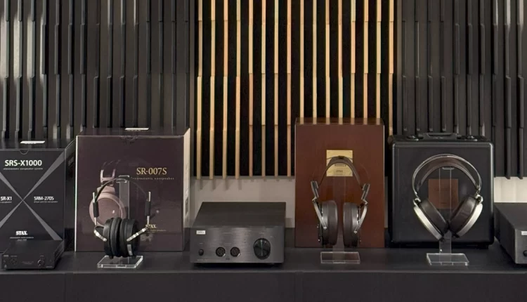 Η Stax ήταν η πρώτη εταιρεία στον κόσμο που το 1960 παρουσίασε εμπορικά ηλεκτροστατικά ακουστικά.