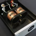 Τα προϊόντα της The Note κατασκευάζονται σε περιορισμένες ποσότητες, με point-to-point καλωδιώσεις, NOS λυχνίες (Telefunken, Valvo), και κορυφαία εξαρτήματα από Audio Note, Mundorf, Jensen, Siemens κ.ά.