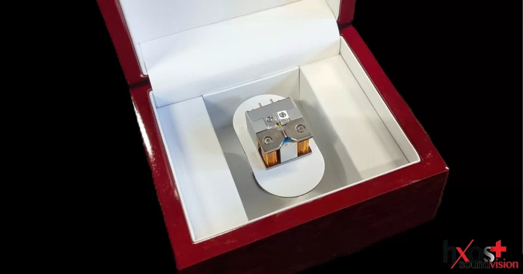 Τα προϊόντα της The Note κατασκευάζονται σε περιορισμένες ποσότητες, με point-to-point καλωδιώσεις, NOS λυχνίες (Telefunken, Valvo), και κορυφαία εξαρτήματα από Audio Note, Mundorf, Jensen, Siemens κ.ά.