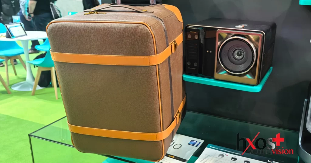 Hisense XR10: Το είδαμε πρώτοι, έρχεται με μια μεγάλη βαλίτσα μεταφοράς