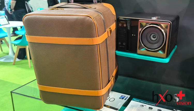 Hisense XR10: Το είδαμε πρώτοι, έρχεται με μια μεγάλη βαλίτσα μεταφοράς