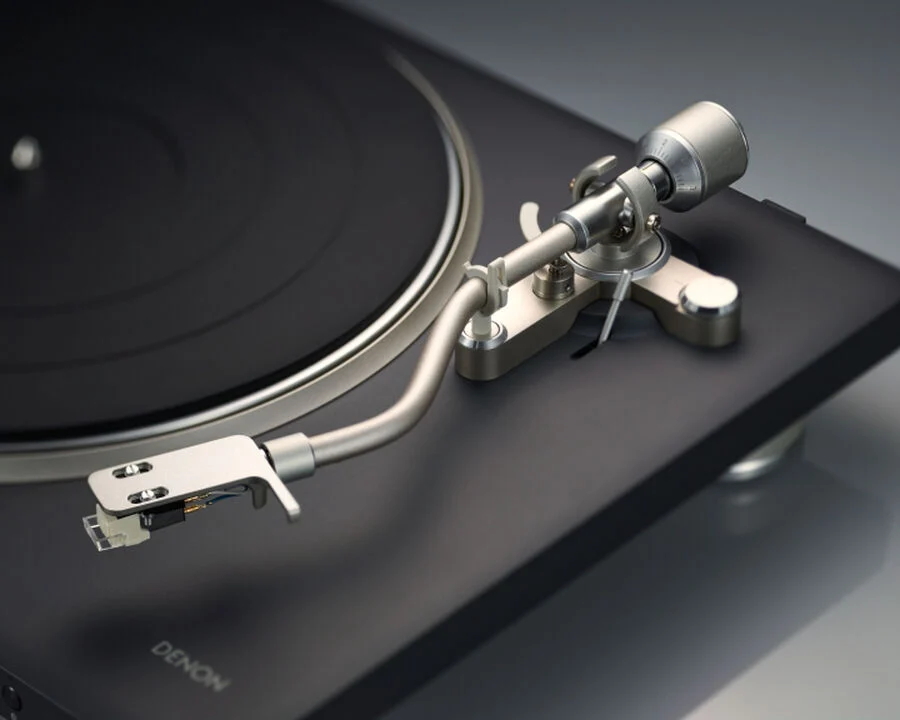 Denon DP‑500BT: Σύγχρονο πικάπ με ρίζες σε ιστορικές καινοτομίες της Denon