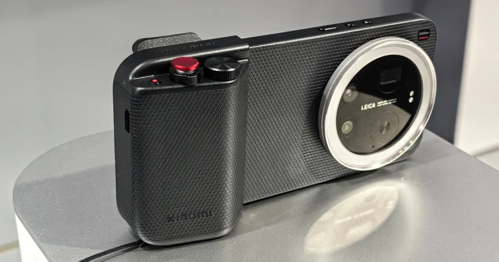 Το φωτογραφικό module του Xiaomi 17 Ultra με την υπογραφή Leica, σε διάταξη που θυμίζει compact κάμερα και δίνει έμφαση στην εργονομία και τον έλεγχο.