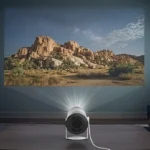 Samsung Freestyle+ (LFF3H): AI προβολέας που μετατρέπει κάθε χώρο σε προσωπικό σινεμά